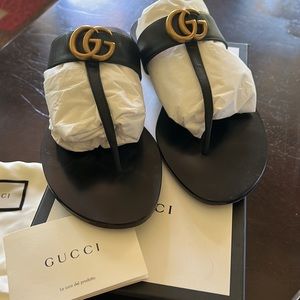 Gucci leather thong sandal with Double G